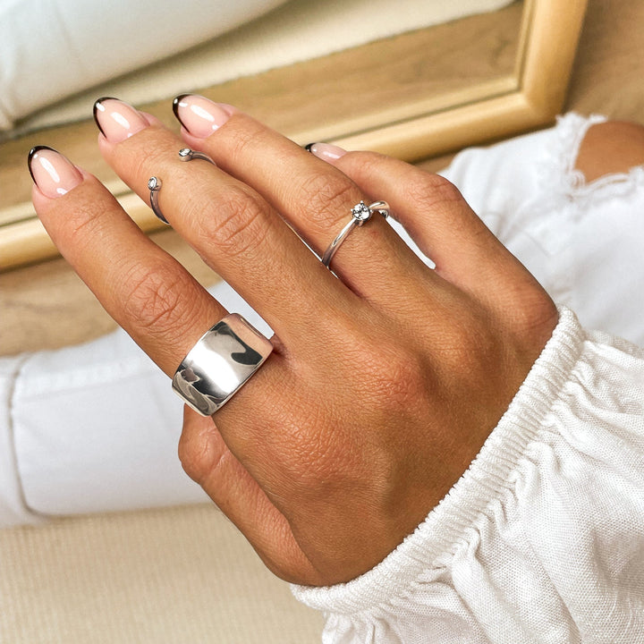 Exklusiv damring i guldpläterat silver med en gnistrande solitär zirkonia, vacker accessoar.
