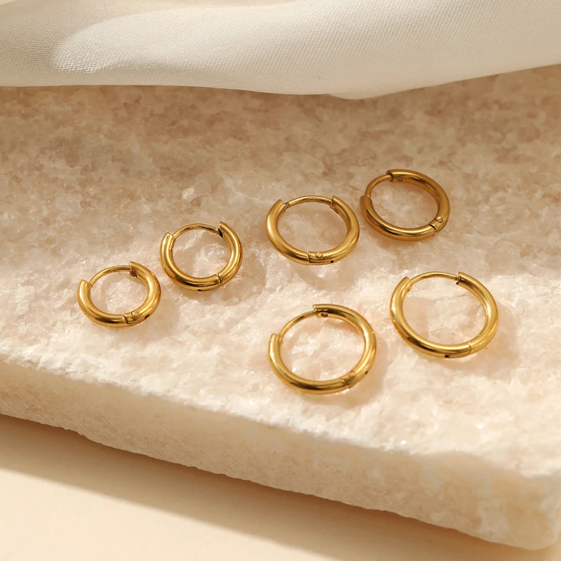 Set med hoopörhängen i olika storlekar. Tidlösa creolörhängen i silver, perfekta för damer och alla stilar.