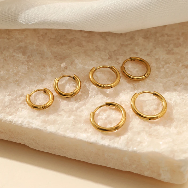 Set med hoopörhängen i olika storlekar. Tidlösa creolörhängen i silver, perfekta för damer och alla stilar.