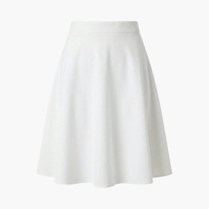 Kvinna bär en elegant, högmidjad, knälång kjol. Perfekt passform för en modern stil.