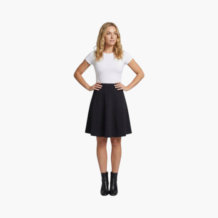 Enfärgad elegant damkjol, högmidjad och knälång. Idealisk för sommar & mode.