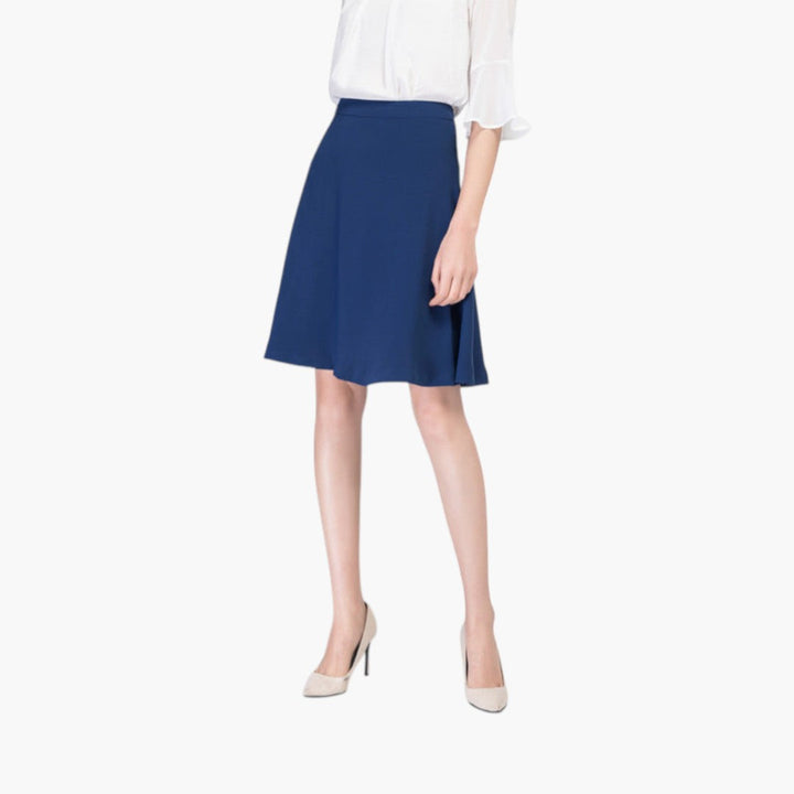 Stilren högmidjad damkjol. Knälång, elegant och modern. Ett måste för sommarens mode.