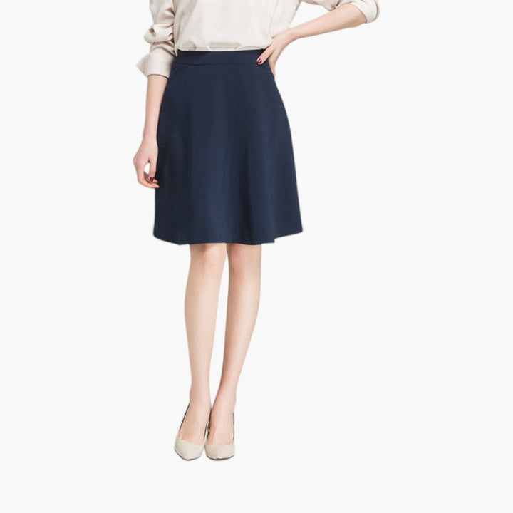 Enfärgad, elegant högmidjad kjol. En tidlös damkjol som passar för alla säsonger.
