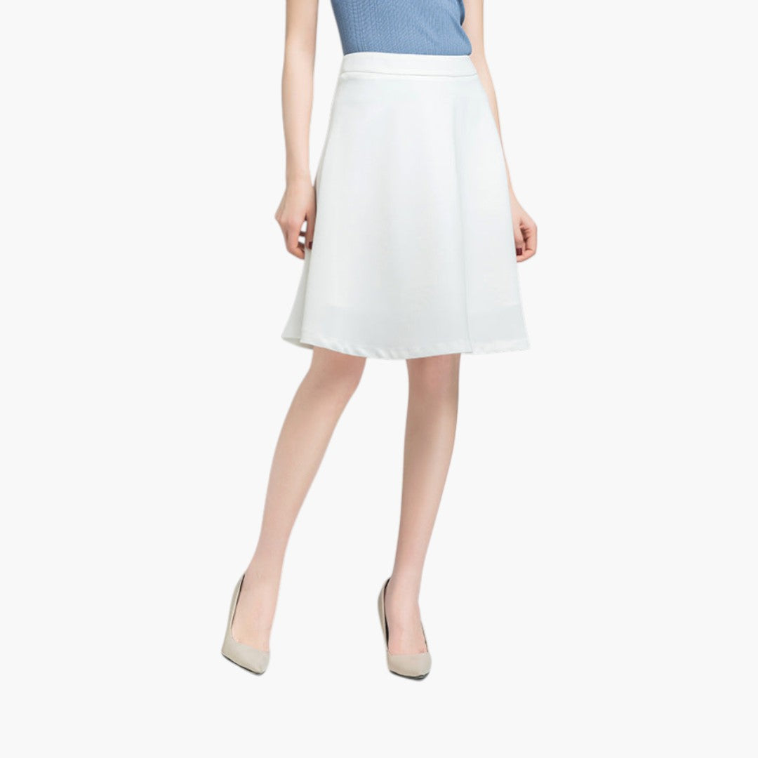 Snygg högmidjad vardagskjol. Knälång design för en elegant och stilren look för kvinnor.
