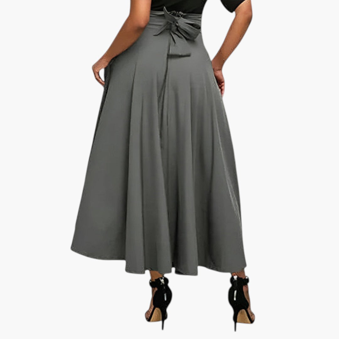 Dam maxikjol, högmidjad och utställd med elegant fall och dolda fickor. Mode för alla tillfällen.