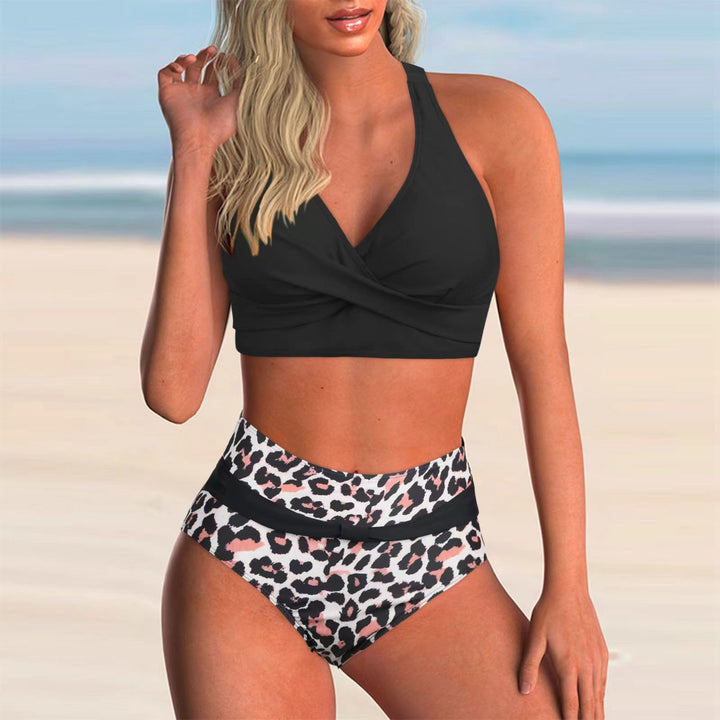 Trendigt bikiniset för dam, högskuren design med chic omlott-topp. Perfekt för elegant strandmode.