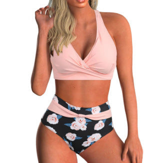 Modern dam bikini: Högskuren nederdel & elegant omlott-topp. Bekväma badkläder för sommarstil.