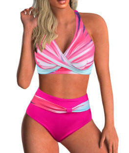 Stilren högskuren bikini för dam med omlott-topp. Detta bekväma bikiniset är perfekt för strand.