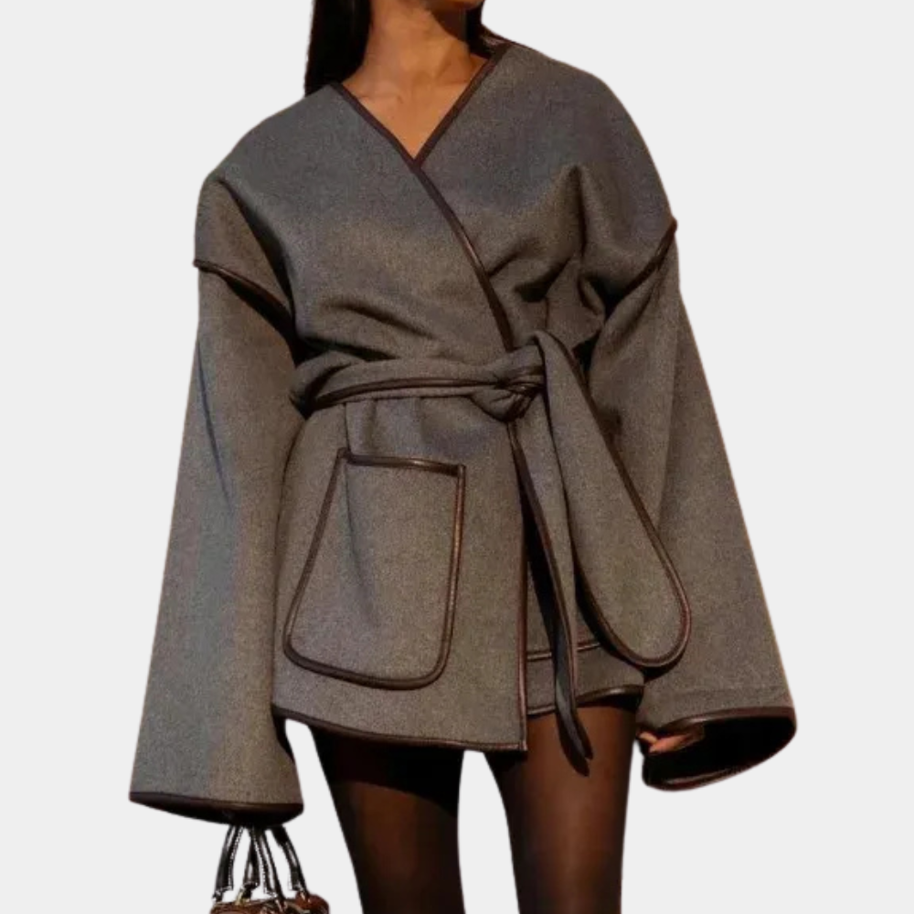 Elegant höstjacka för damer i tidlös design. Varm, klassisk damjacka, perfekt som ytterplagg för modestil.