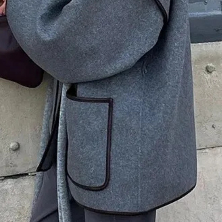 Klassisk elegant höstjacka för damer. Tidlöst ytterplagg perfekt som vardags- och kontorsjacka i modestil.