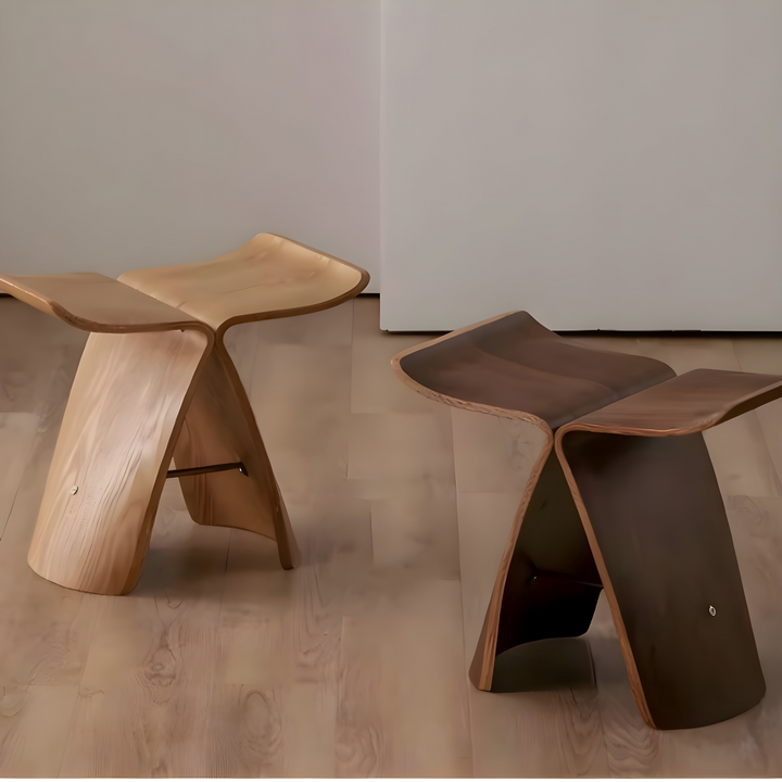Elegant handgjord svart träpall i valnöt för inredning. Robust massivträ möbel för hemmet.