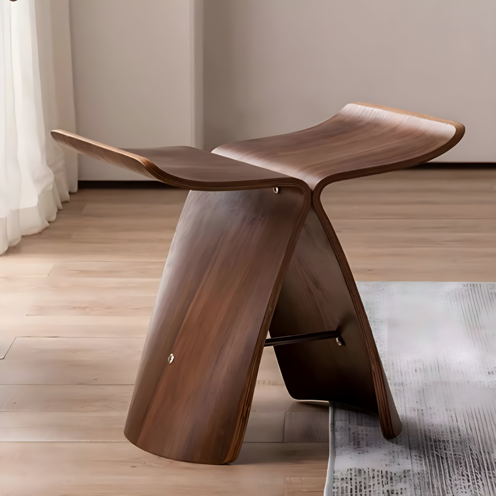 Robust träpall i massivt svart valnötsträ. Elegant designad för både hem och trädgård.