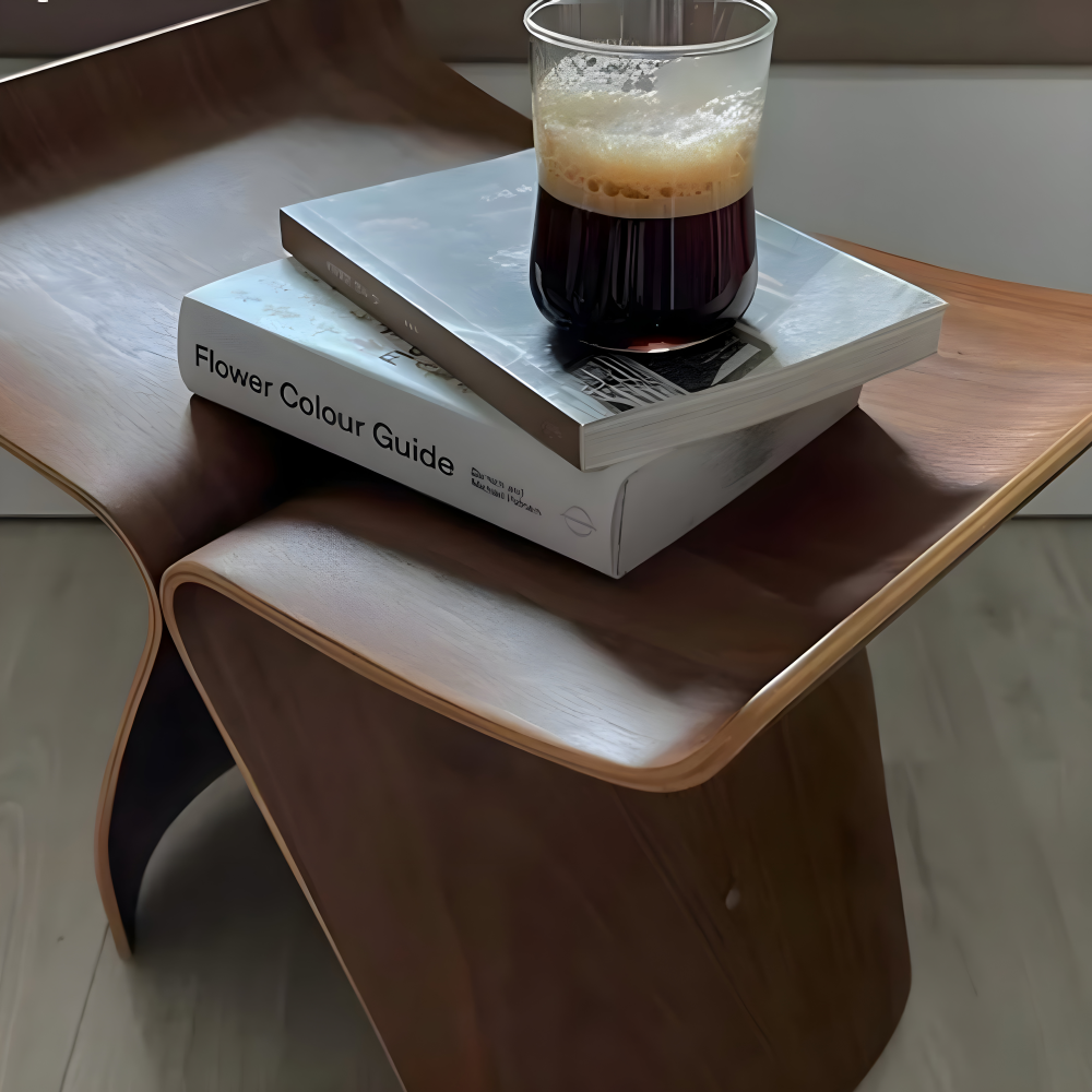 Mångsidig massivträ pall i svart valnöt. Idealisk som fotpall, extra sittplats eller trädgårdsmöbel.