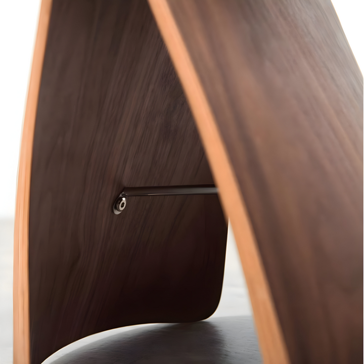 Stilren svart valnötshocker. Handgjord träpall som passar perfekt i modern hem- och trädgårdsdesign.