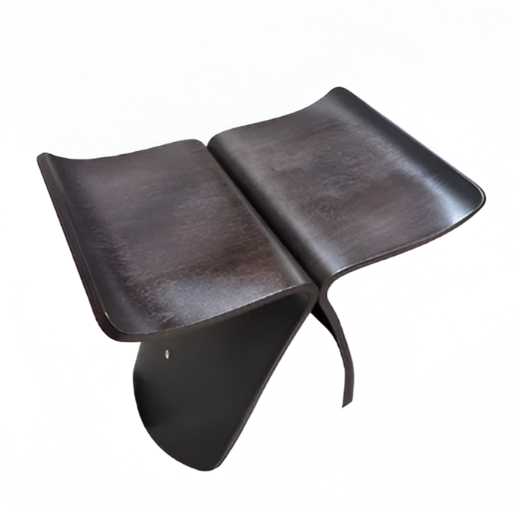 Svart handgjord träpall i valnöt för inomhusbruk. Elegant hocker som inredningsdetalj i nordisk stil.