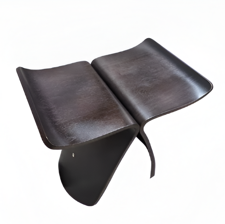 Svart handgjord träpall i valnöt för inomhusbruk. Elegant hocker som inredningsdetalj i nordisk stil.
