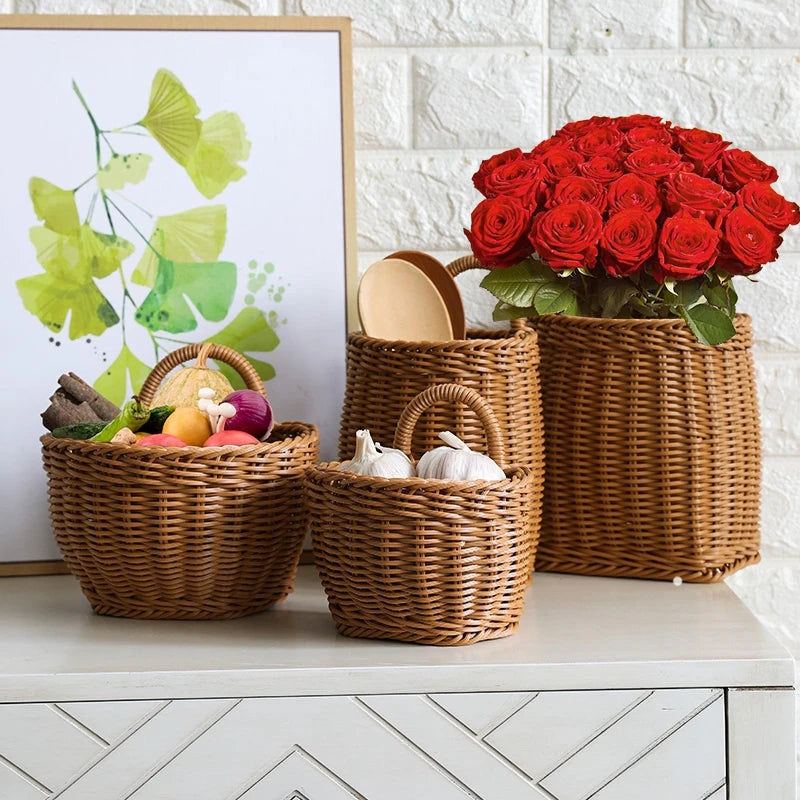 Elegant handvävd väggkorg, perfekt för inredning och blommor i hall eller kök.
