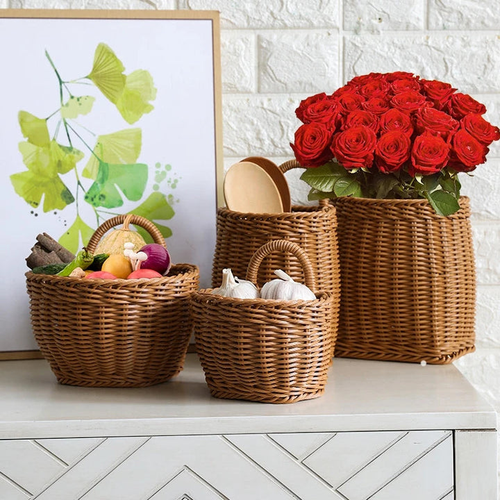 Elegant handvävd väggkorg, perfekt för inredning och blommor i hall eller kök.