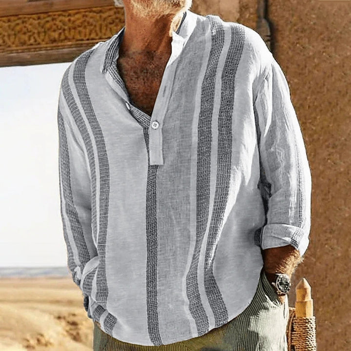 Stilren och mångsidig herr linneskjorta. Perfekt för både casual look och elegant sommarstyling.