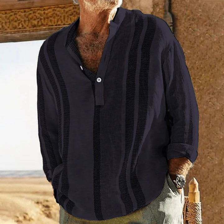 Modern herrskjorta i linne. Elegant och bekväm casual skjorta för mode herr, idealisk sommarskjorta.
