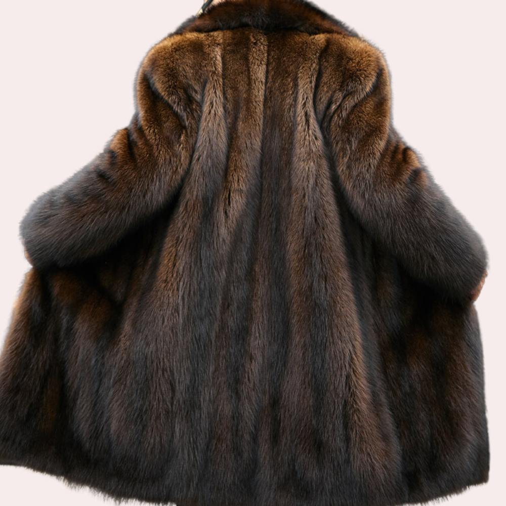 Stilren herr vinterjacka med elegant pälslook. Perfekt varm herrjacka för mode och kalla vintrar.