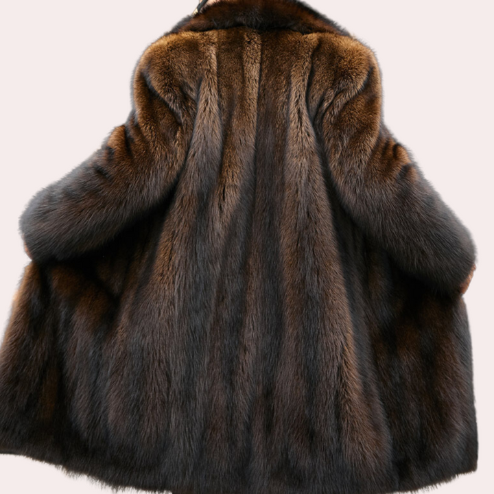 Stilren herr vinterjacka med elegant pälslook. Perfekt varm herrjacka för mode och kalla vintrar.
