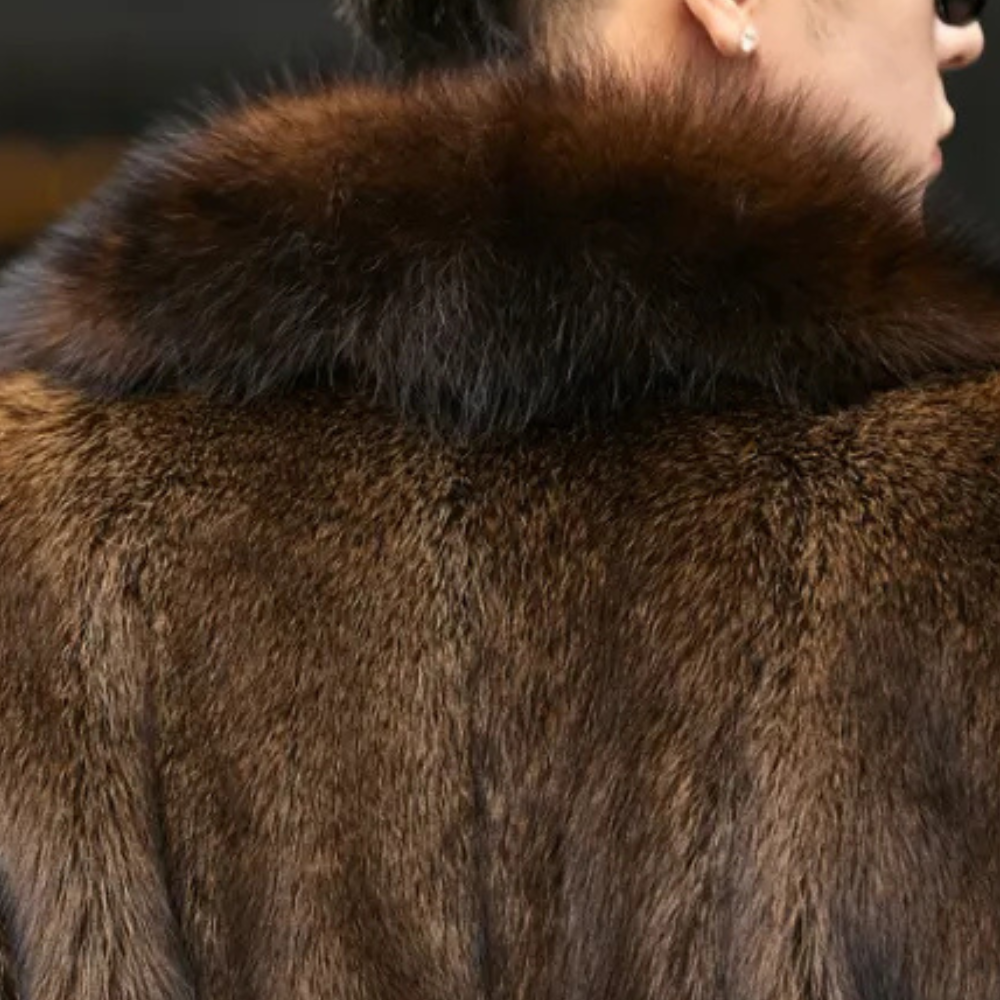 Herrjacka i vintermodell med elegant pälslook. En varm, stilren och klassisk herr vinterjacka för mode.