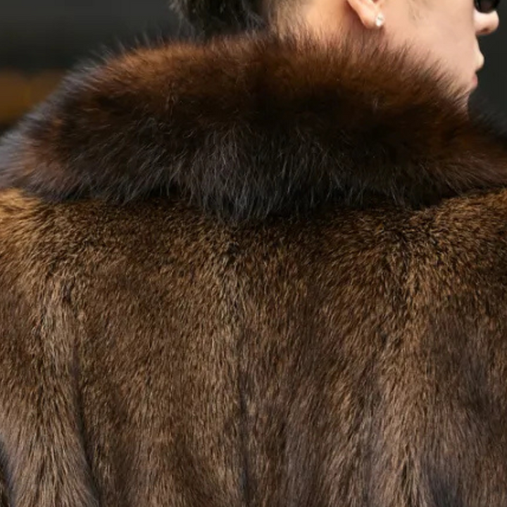 Herrjacka i vintermodell med elegant pälslook. En varm, stilren och klassisk herr vinterjacka för mode.