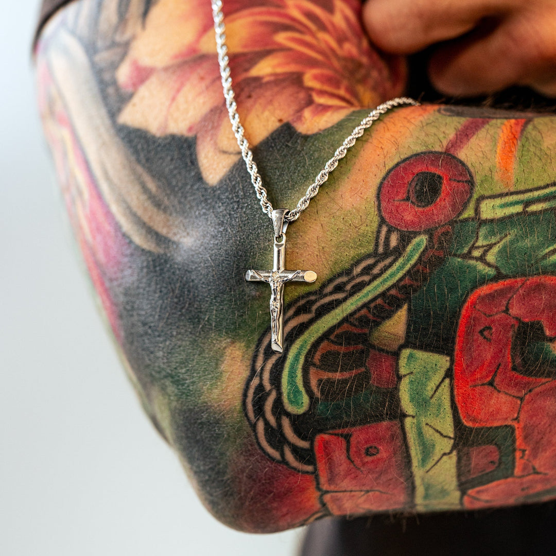 Detaljerat korshalsband för män i 925 sterlingsilver, finns i silver- och guldfärgat. Religiöst smycke.