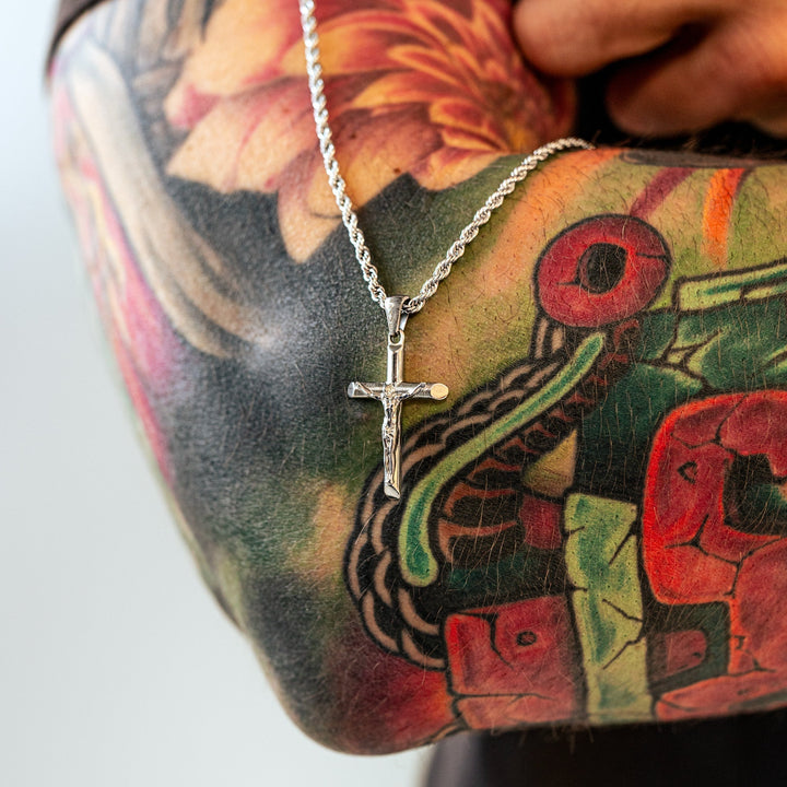 Detaljerat korshalsband för män i 925 sterlingsilver, finns i silver- och guldfärgat. Religiöst smycke.