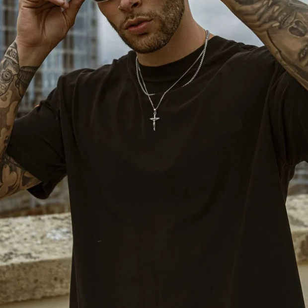 Maskulint silverhalsband med kors i 925 sterlingsilver, perfekt present till honom. Hållbar och stilren design.