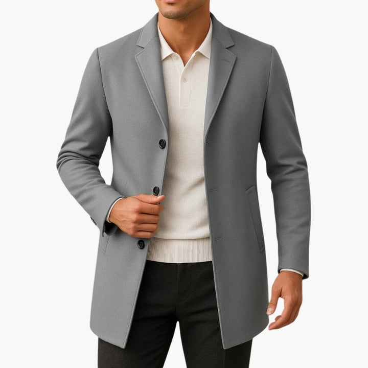 Elegant herrkappa med klassisk notchkrage och praktiska sidofickor, perfekt för formella tillfällen.