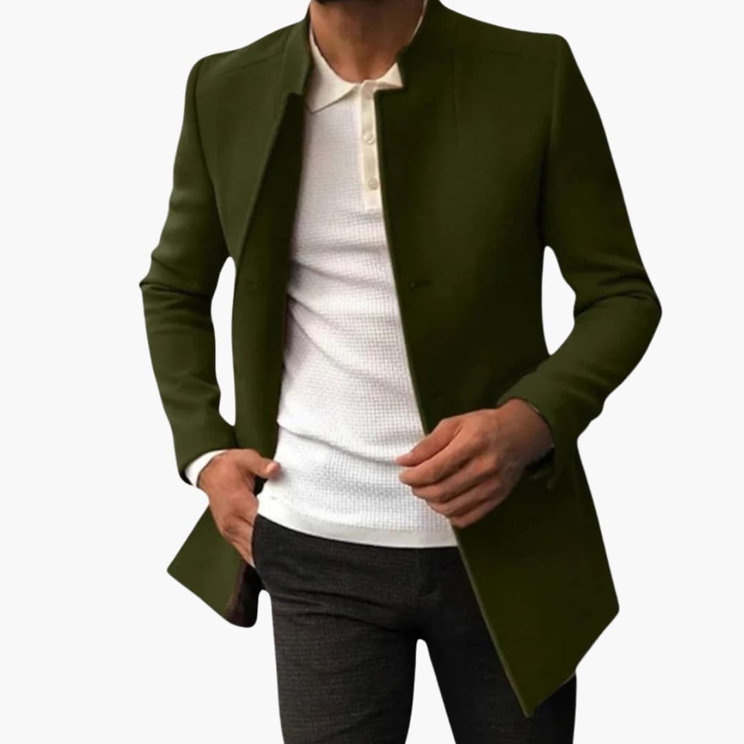 Klassisk herrkappa med skarpa linjer, notchkrage och dolda sidofickor, utmärkt för en sofistikerad look.