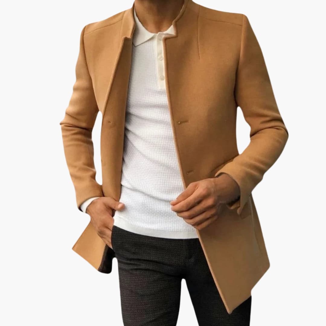 Herrkappa i klassisk design med stilren notchkrage och funktionella sidofickor, ett elegant ytterplagg.