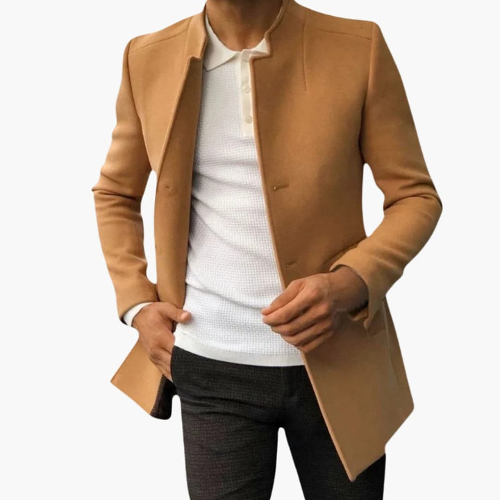 Herrkappa i klassisk design med stilren notchkrage och funktionella sidofickor, ett elegant ytterplagg.