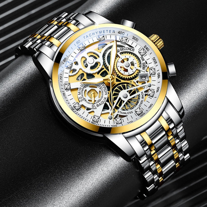 Närbild på herrklockans skeletturverk, visande precision och hantverk.