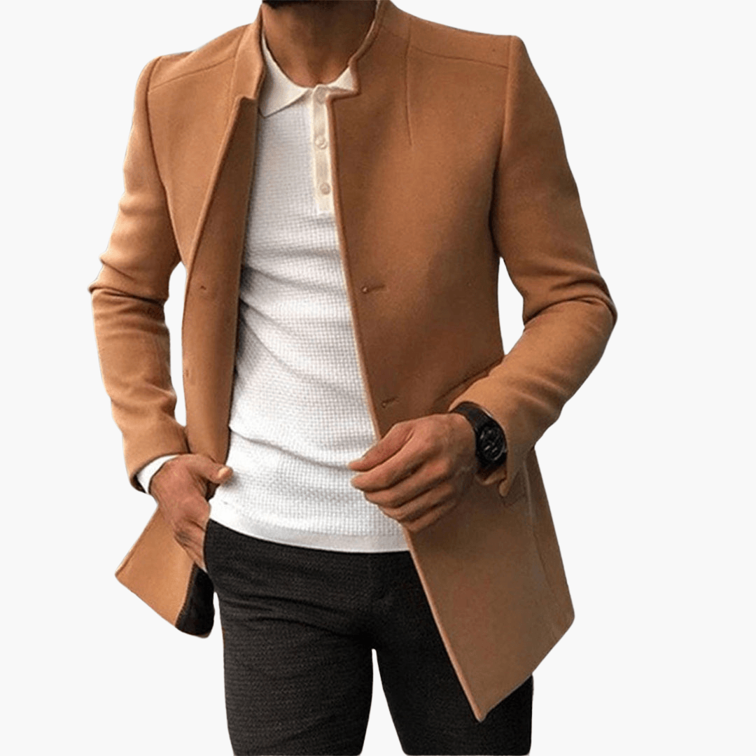 Elegant herrrock med ståkrage, perfekt för vardagsstil. Stilrent ytterplagg för höst och vinter.