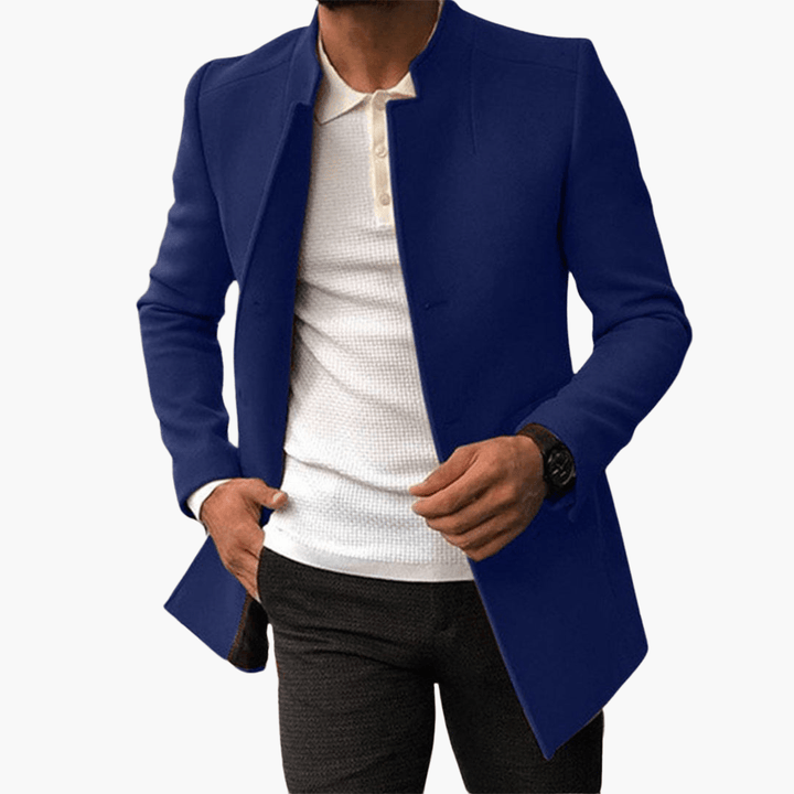 Svart herrrock med elegant ståkrage. Mångsidig vinterjacka och höstmode för en snygg vardagsstil.