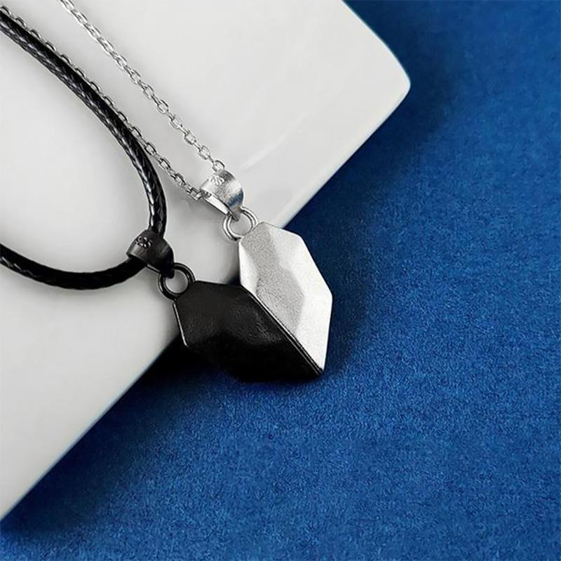 "Elegant hjärtformat halsband i legering, silver och svart kedja, perfekt för par, visar kärleken med stil."
