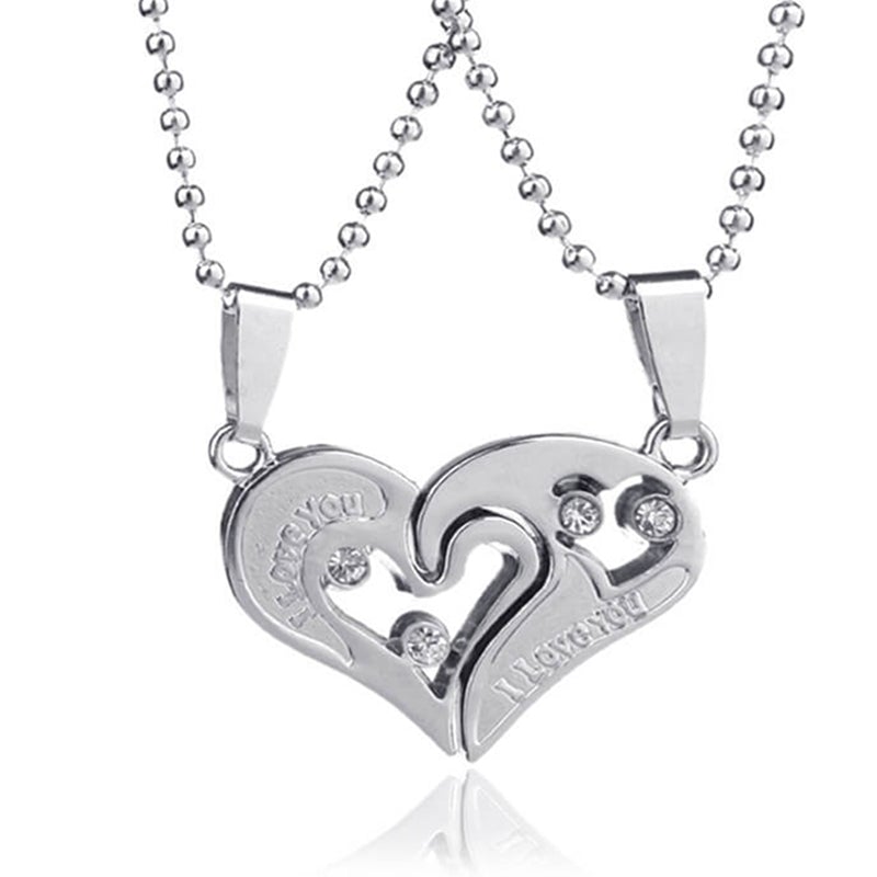 "Elegant hjärtformat silverhalsband med zirkonia för par, perfekt kärleksgåva med stilrena detaljer och gravering."