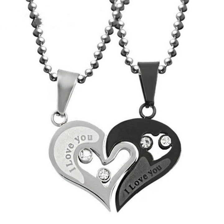 "Elegant hjärtformat silverhalsband med zirkonia för par, perfekt kärleksgåva med stilrena detaljer och gravering."