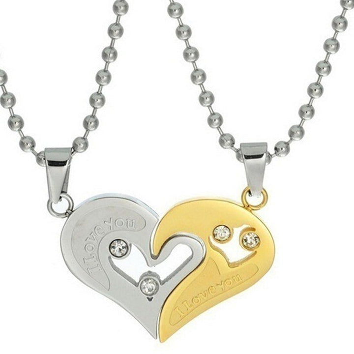 "Elegant hjärtformat silverhalsband med zirkonia för par, perfekt kärleksgåva med stilrena detaljer och gravering."