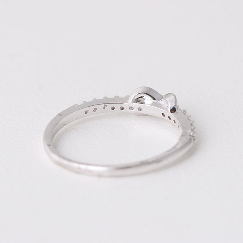 "Elegant infinityring för damer, symboliserar evig kärlek med oändlig knut, tillgänglig i rosa guld, silver, guld."