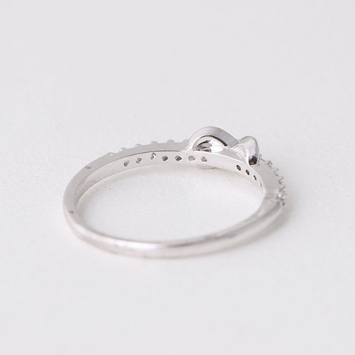 "Elegant infinityring för damer, symboliserar evig kärlek med oändlig knut, tillgänglig i rosa guld, silver, guld."