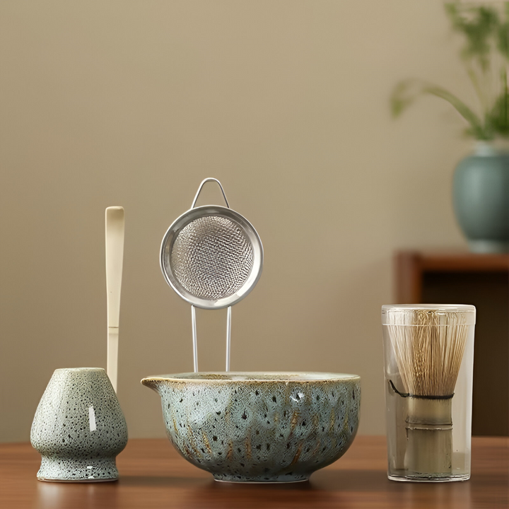 Elegant japanskt matcha teset i 5 delar med keramikskål, bambuvisp och chashaku för autentisk teceremoni.