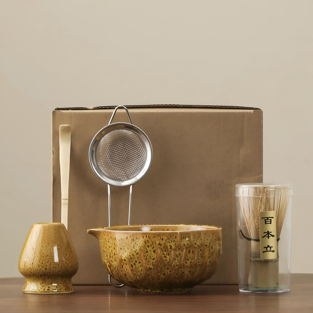 Matcha teset detaljbild: handgjord keramikskål, bambuvisp och chashaku för en autentisk japansk teupplevelse.