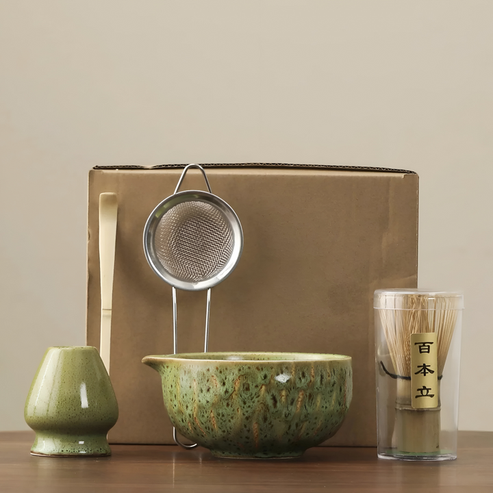 Stilrent 5-delat japanskt matcha teset. Innehåller keramikskål, bambuvisp och chashaku. Enkel teberedning.
