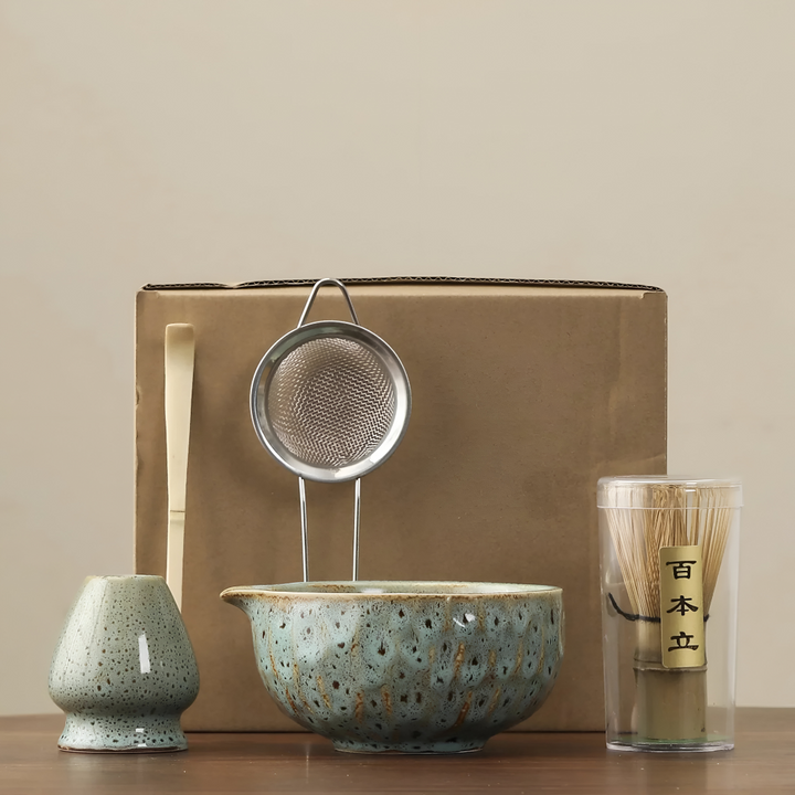 Elegant japanskt teserviser: 5-delat matcha teset med handgjord keramikskål, bambuvisp och tillbehör.