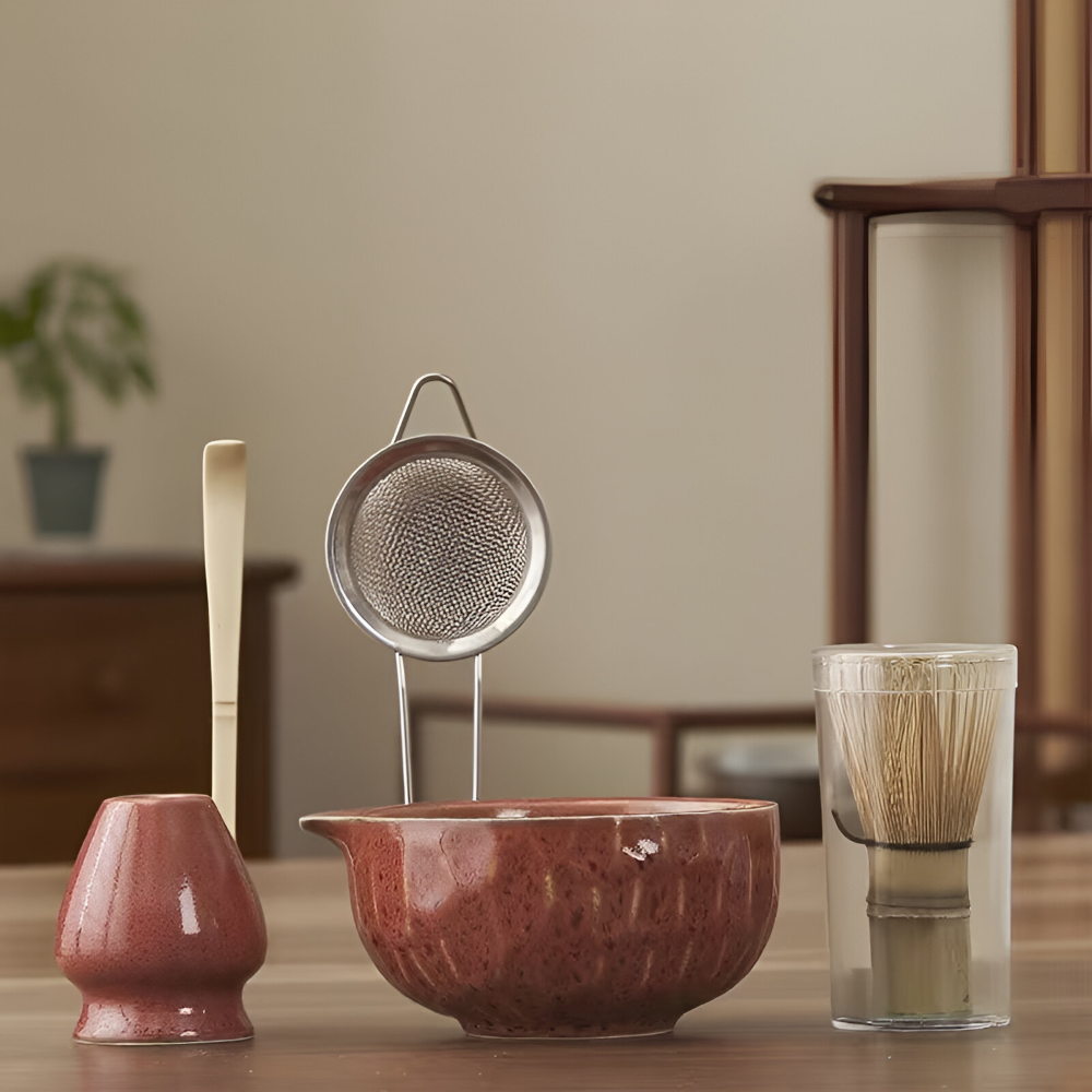 Vackert handgjort japanskt matcha teset med unik keramikskål och bambuvisp. Perfekt för zen teceremoni.