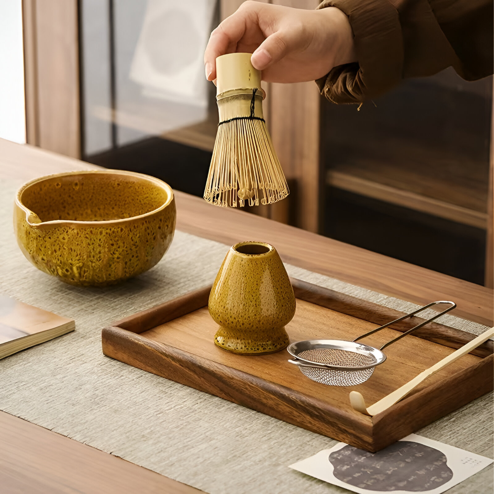 Komplett 5-delat matcha teset med elegant keramikskål, bambuvisp, tesil och chashaku för äkta teupplevelse.